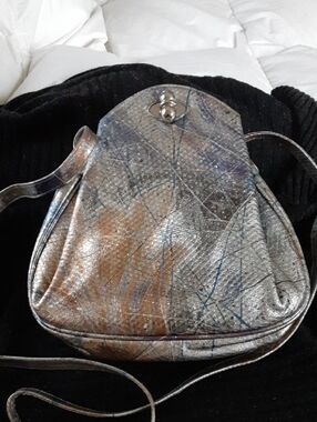 Metallic Silver Crossbody Bag with Abstract Brushstroke Detail